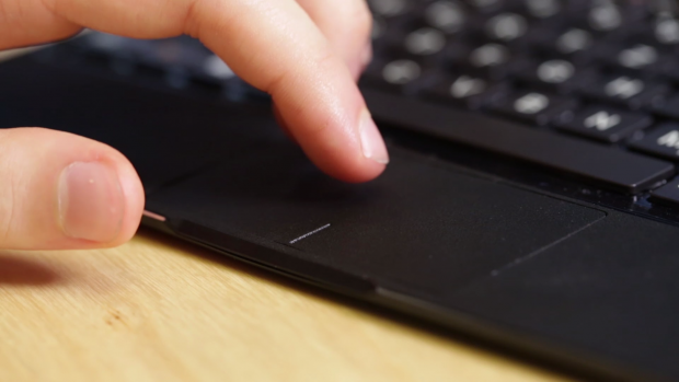 Das Touchpad besitzt eine raue Oberfläche. (Bild: Fabian Hamacher/Golem.de)